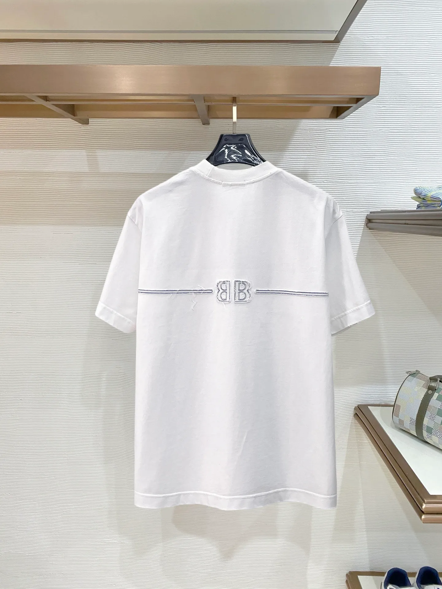 Balenciaga's high-end top-quality products 🐮2026 Spring and Summer New Arrival first counter, the latest New Arrival short-sleeved round neck T-shirt, Premium customized design, avant-garde and fashionable! Brand logo heavy craftsmanship design Premium customized 260g fabric. Soft to the touch. Comfortable to wear. Counter-level exquisite stitching. Fine workmanship. The upper body effect is incomparably handsome! A must-have item for men and women with the same style! Sizes: S~XXL When placing an order, please state your height and weight. The maximum wearing size is 210 pounds (one size larger)